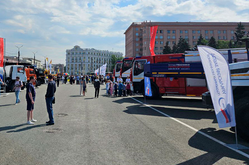 Прицепная техника на парадt дорожной техники в Челябинске