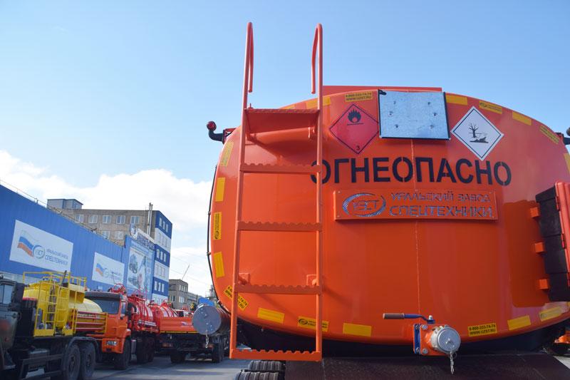 Полуприцеп-цистерна ППЦН-28 (002) для нефти (3-осный, прямое сечение)